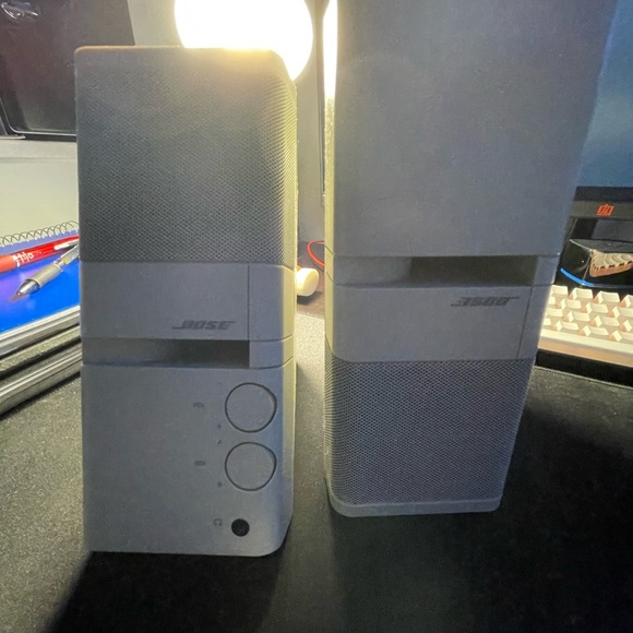 BOSE Wired Speakers - Picture 1 of 2